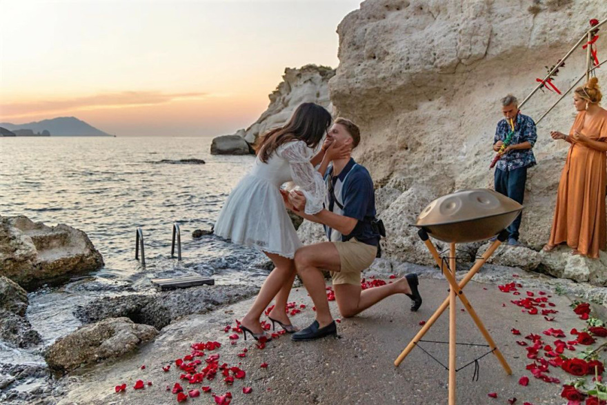 Τόμας Γουόκαπ: Η Εστρέλα Νούρι ανέβασε φωτογραφίες από την πρόταση γάμου που της έκανε στη Μήλο 