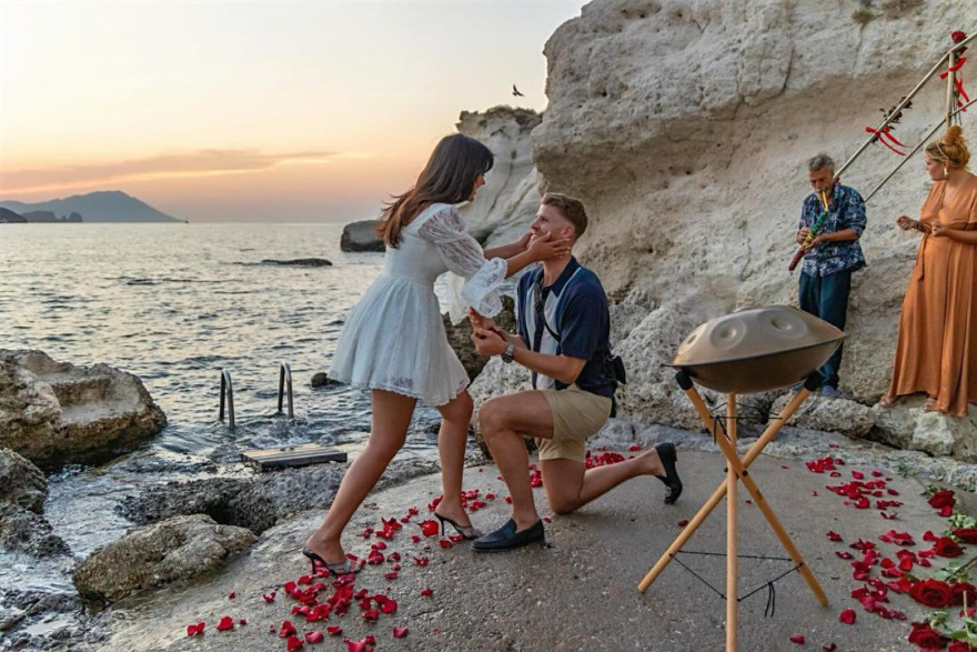 Τόμας Γουόκαπ: Η Εστρέλα Νούρι ανέβασε φωτογραφίες από την πρόταση γάμου που της έκανε στη Μήλο 