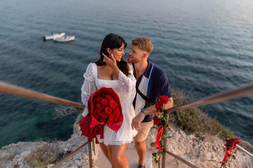 Τόμας Γουόκαπ: Η Εστρέλα Νούρι ανέβασε φωτογραφίες από την πρόταση γάμου που της έκανε στη Μήλο 