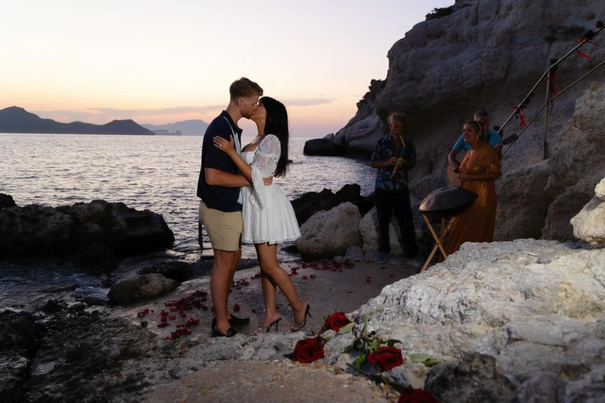 Τόμας Γουόκαπ: Η Εστρέλα Νούρι ανέβασε φωτογραφίες από την πρόταση γάμου που της έκανε στη Μήλο 