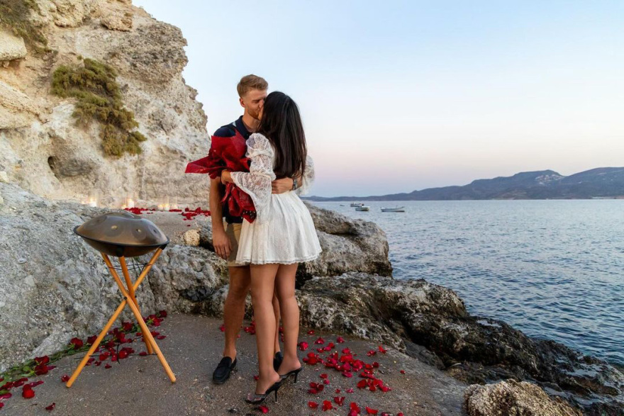 Τόμας Γουόκαπ: Η Εστρέλα Νούρι ανέβασε φωτογραφίες από την πρόταση γάμου που της έκανε στη Μήλο 