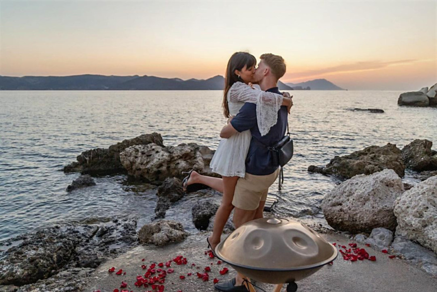 Τόμας Γουόκαπ: Η Εστρέλα Νούρι ανέβασε φωτογραφίες από την πρόταση γάμου που της έκανε στη Μήλο 