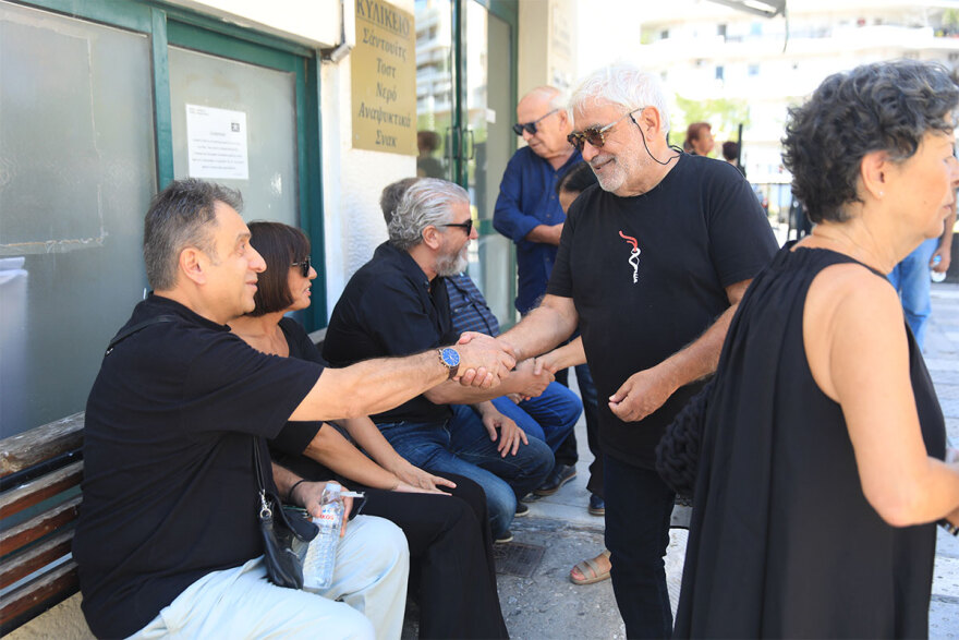 Δάνης Κατρανίδης: Πλήθος κόσμου και συγκίνηση στην κηδεία του ηθοποιού - Φωτογραφίες και βίντεο