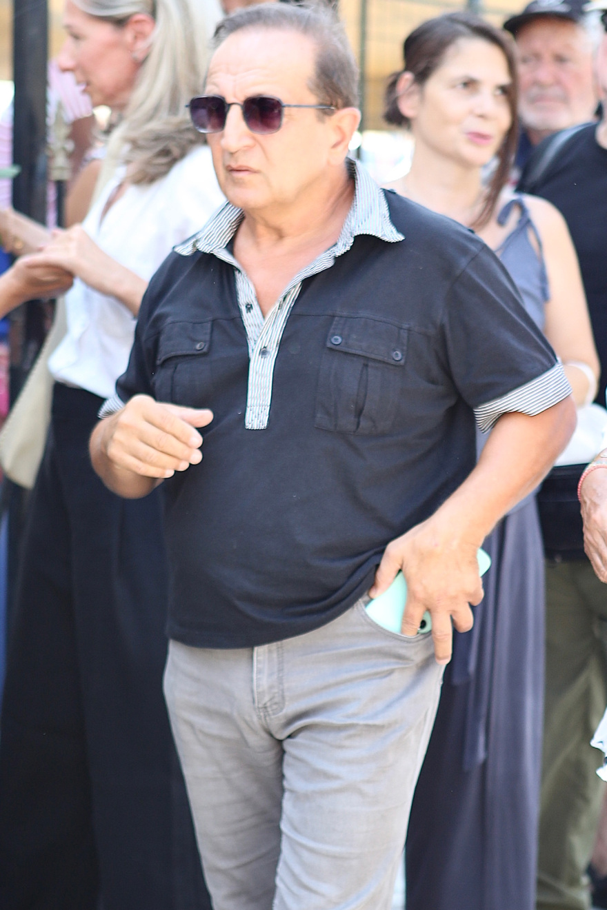 Δάνης Κατρανίδης: Πλήθος κόσμου και συγκίνηση στην κηδεία του ηθοποιού - Φωτογραφίες και βίντεο