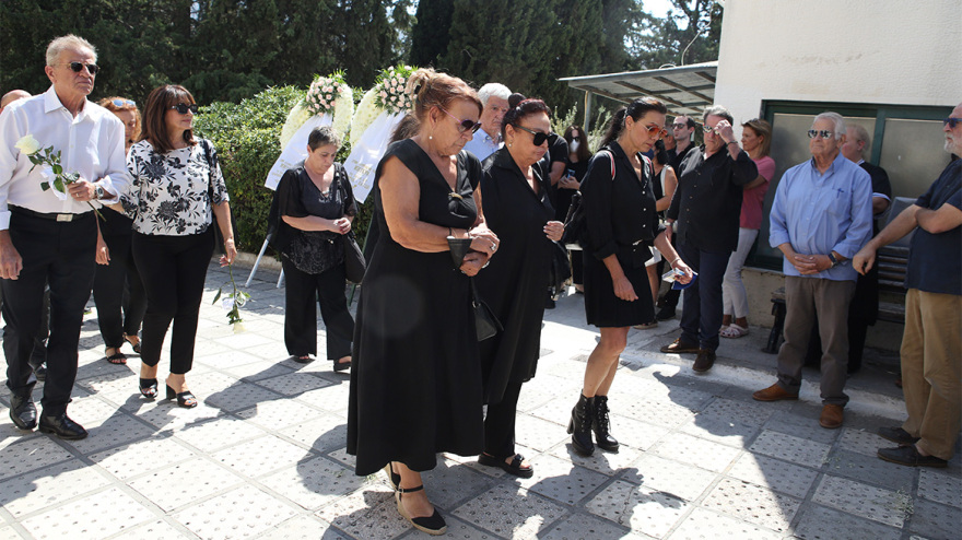 Δάνης Κατρανίδης: Πλήθος κόσμου και συγκίνηση στην κηδεία του ηθοποιού - Φωτογραφίες και βίντεο