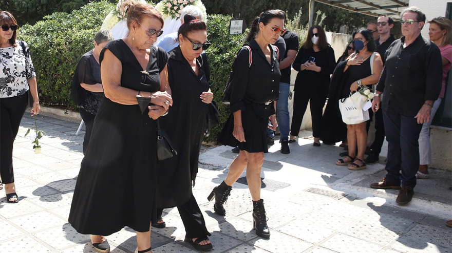 Δάνης Κατρανίδης: Πλήθος κόσμου και συγκίνηση στην κηδεία του ηθοποιού - Φωτογραφίες και βίντεο