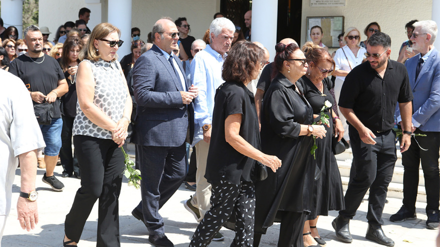 Δάνης Κατρανίδης: Πλήθος κόσμου και συγκίνηση στην κηδεία του ηθοποιού - Φωτογραφίες και βίντεο