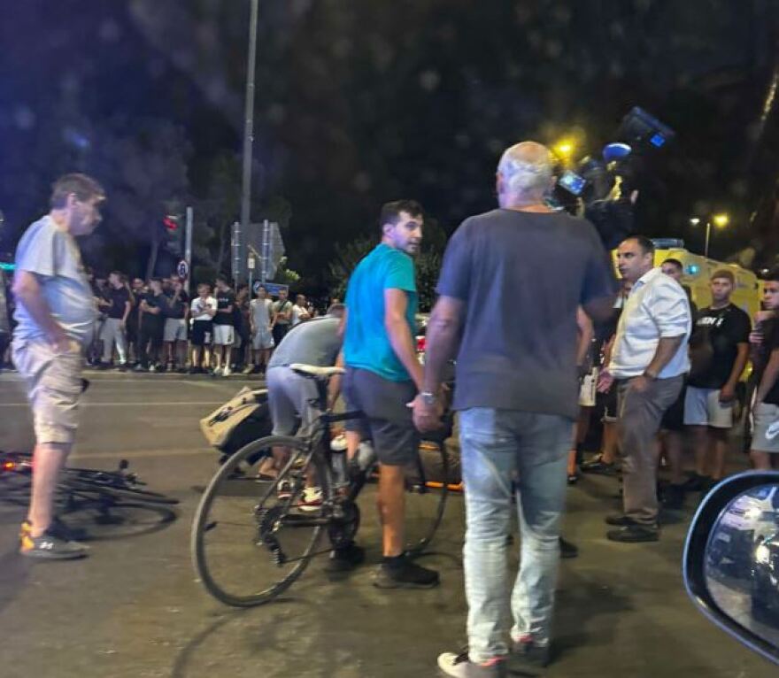 Αγία Παρασκευή: Εικόνες από το τροχαίο με την παράσυρση ποδηλάτου από αυτοκίνητο στη Μεσογείων