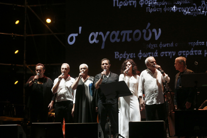 Λευτέρης Παπαδόπουλος: Κατάμεστο το Καλλιμάρμαρο στη συναυλία προς τιμή του - Η έκπληξη από τη Χαρούλα Αλεξίου