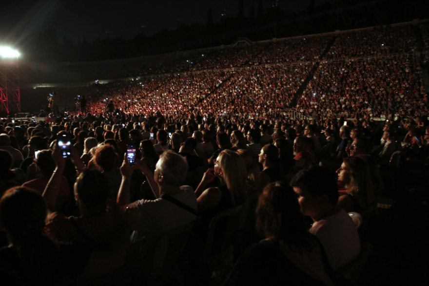 Λευτέρης Παπαδόπουλος: Κατάμεστο το Καλλιμάρμαρο στη συναυλία προς τιμή του - Η έκπληξη από τη Χαρούλα Αλεξίου
