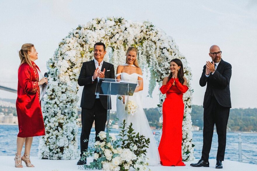 Ατζούν Ιλιτζαλί: Δημοσίευσε φωτογραφίες και βίντεο από τον γάμο του με την 25χρονη Αϊσά