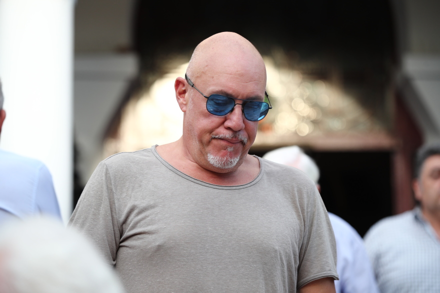 Κηδεία Παύλου Γερακάρη: Φίλοι και συγγενείς είπαν το τελευταίο «αντίο» στον αθλητικογράφο