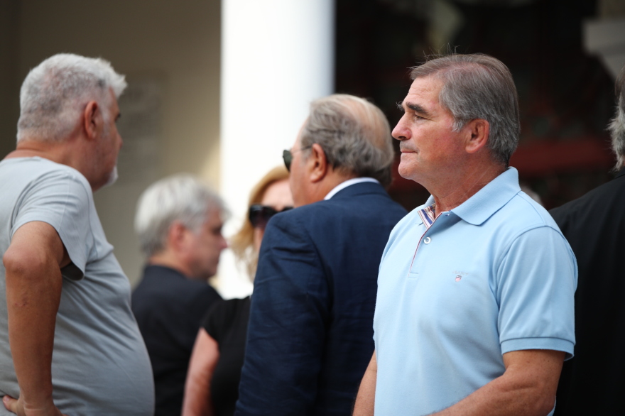 Κηδεία Παύλου Γερακάρη: Φίλοι και συγγενείς είπαν το τελευταίο «αντίο» στον αθλητικογράφο