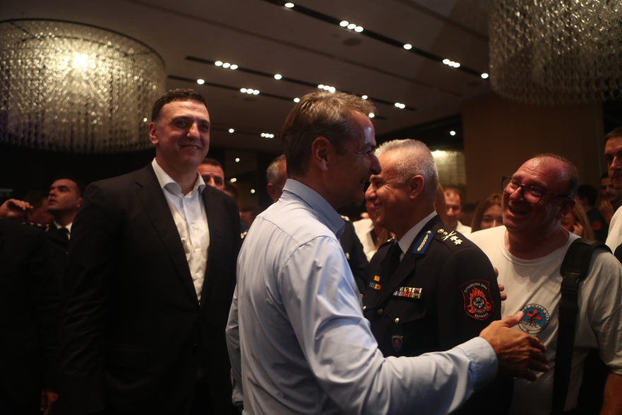 Μητσοτάκης: Ευχαριστώ για τις μάχες που δώσατε στο πιο θερμό καλοκαίρι των τελευταίων 40 χρόνων