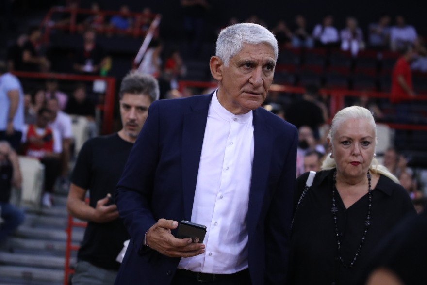 Πρίντεζης: Στην οροφή του ΣΕΦ η φανέλα του Ολυμπιακού με το Νο15 - Βίντεο, φωτογραφίες 