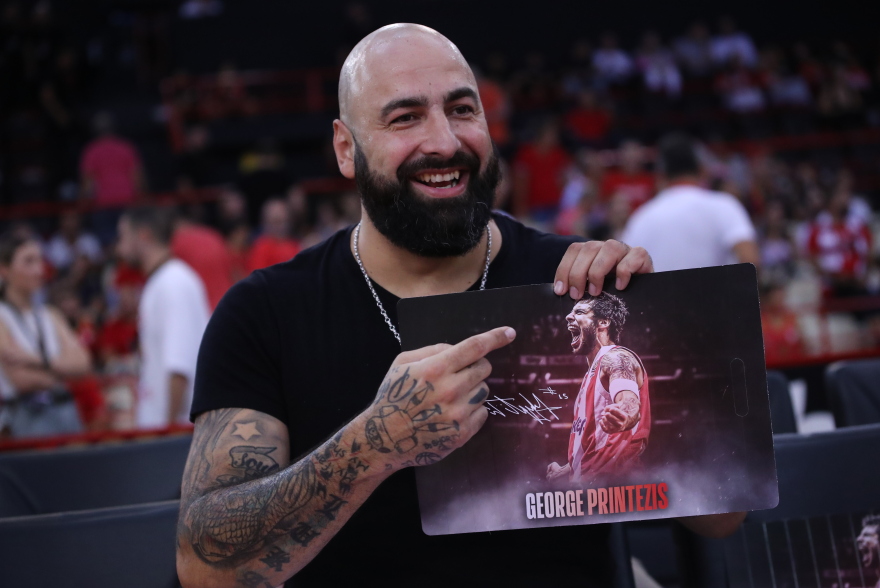 Πρίντεζης: Στην οροφή του ΣΕΦ η φανέλα του Ολυμπιακού με το Νο15 - Βίντεο, φωτογραφίες 