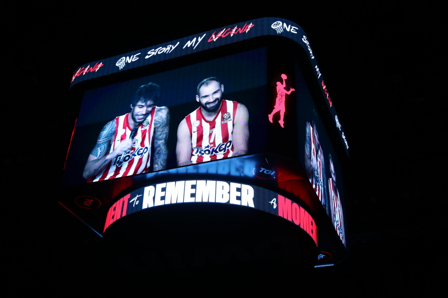 Πρίντεζης: Στην οροφή του ΣΕΦ η φανέλα του Ολυμπιακού με το Νο15 - Βίντεο, φωτογραφίες 