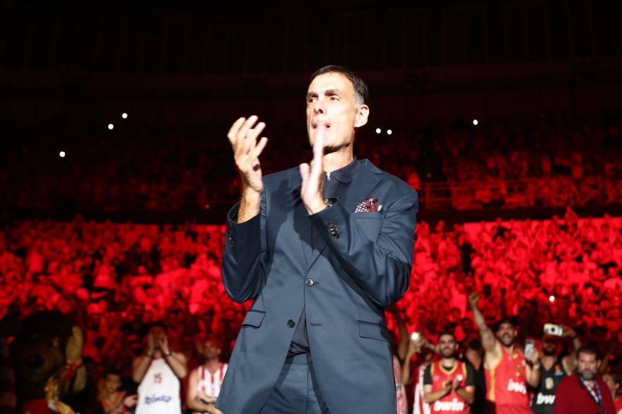 Πρίντεζης: Στην οροφή του ΣΕΦ η φανέλα του Ολυμπιακού με το Νο15 - Βίντεο, φωτογραφίες 