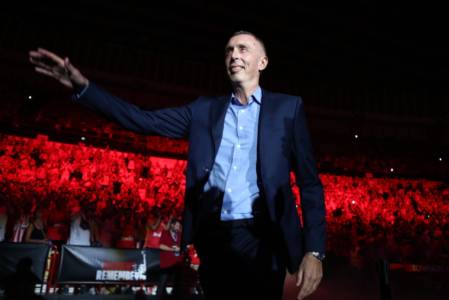 Πρίντεζης: Στην οροφή του ΣΕΦ η φανέλα του Ολυμπιακού με το Νο15 - Βίντεο, φωτογραφίες 