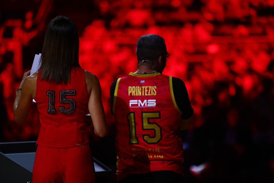 Πρίντεζης: Στην οροφή του ΣΕΦ η φανέλα του Ολυμπιακού με το Νο15 - Βίντεο, φωτογραφίες 