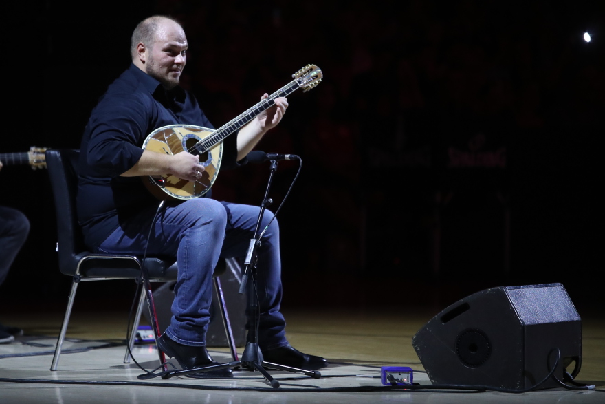 Πρίντεζης: Στην οροφή του ΣΕΦ η φανέλα του Ολυμπιακού με το Νο15 - Βίντεο, φωτογραφίες 