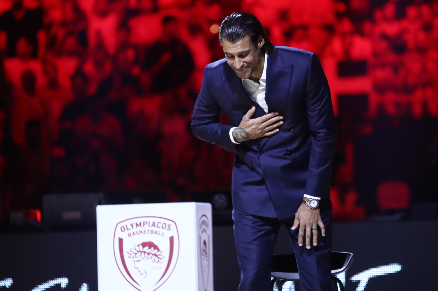 Πρίντεζης: Στην οροφή του ΣΕΦ η φανέλα του Ολυμπιακού με το Νο15 - Βίντεο, φωτογραφίες 