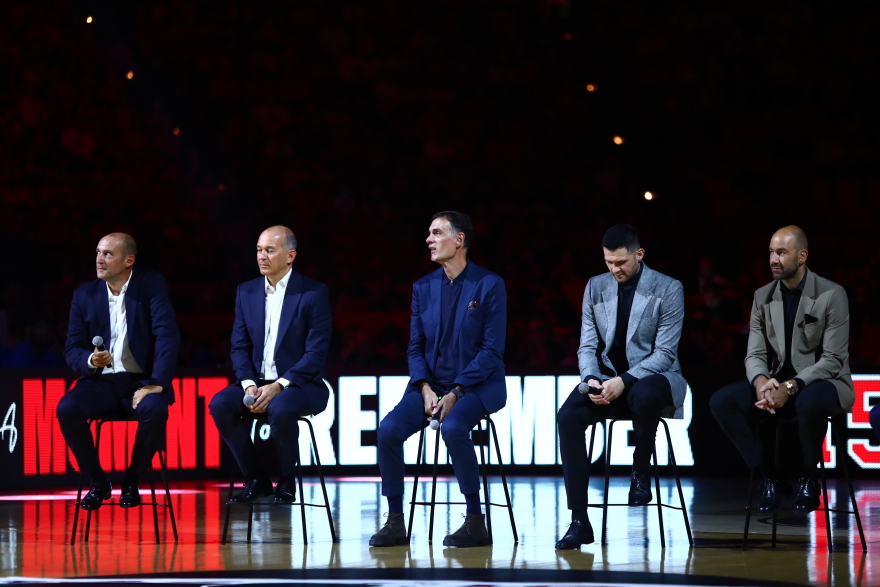 Πρίντεζης: Στην οροφή του ΣΕΦ η φανέλα του Ολυμπιακού με το Νο15 - Βίντεο, φωτογραφίες 