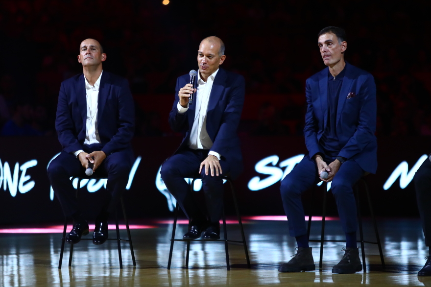 Πρίντεζης: Στην οροφή του ΣΕΦ η φανέλα του Ολυμπιακού με το Νο15 - Βίντεο, φωτογραφίες 