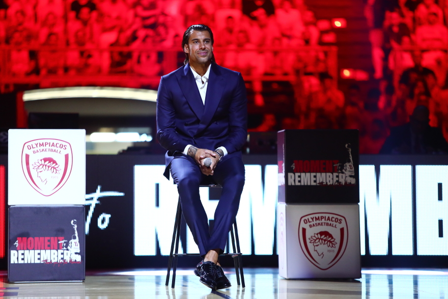 Πρίντεζης: Στην οροφή του ΣΕΦ η φανέλα του Ολυμπιακού με το Νο15 - Βίντεο, φωτογραφίες 