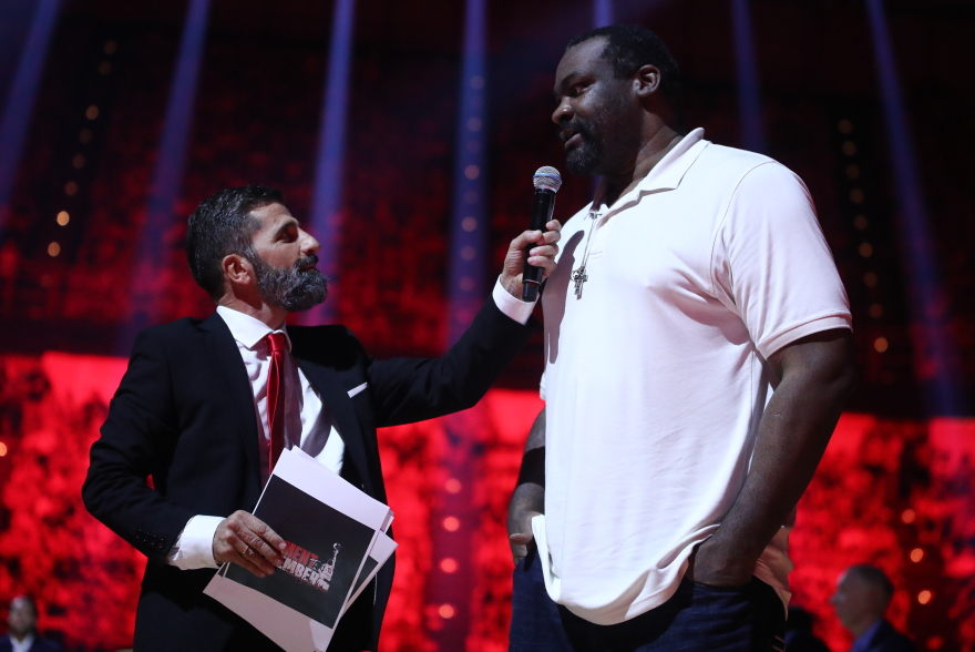 Πρίντεζης: Στην οροφή του ΣΕΦ η φανέλα του Ολυμπιακού με το Νο15 - Βίντεο, φωτογραφίες 