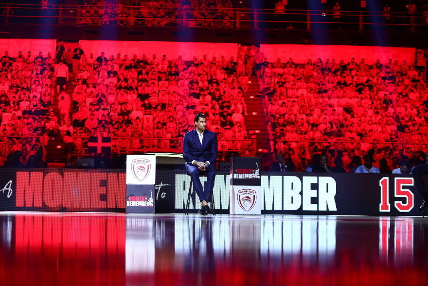 Πρίντεζης: Στην οροφή του ΣΕΦ η φανέλα του Ολυμπιακού με το Νο15 - Βίντεο, φωτογραφίες 