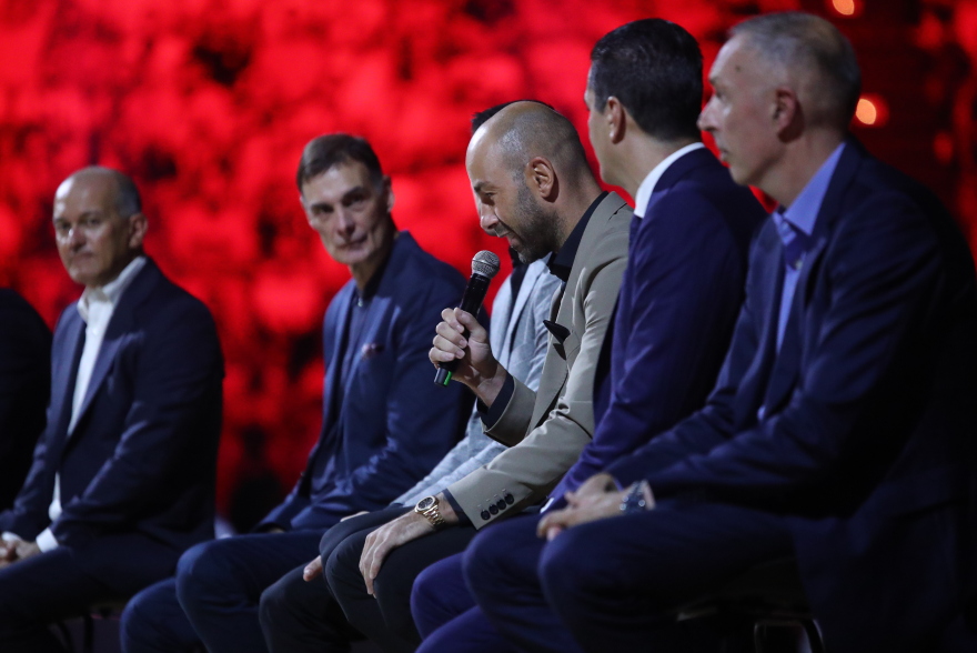 Πρίντεζης: Στην οροφή του ΣΕΦ η φανέλα του Ολυμπιακού με το Νο15 - Βίντεο, φωτογραφίες 