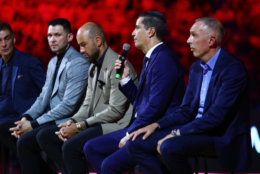 Πρίντεζης: Στην οροφή του ΣΕΦ η φανέλα του Ολυμπιακού με το Νο15 - Βίντεο, φωτογραφίες 