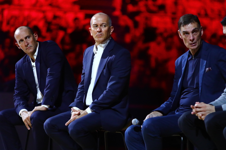 Πρίντεζης: Στην οροφή του ΣΕΦ η φανέλα του Ολυμπιακού με το Νο15 - Βίντεο, φωτογραφίες 