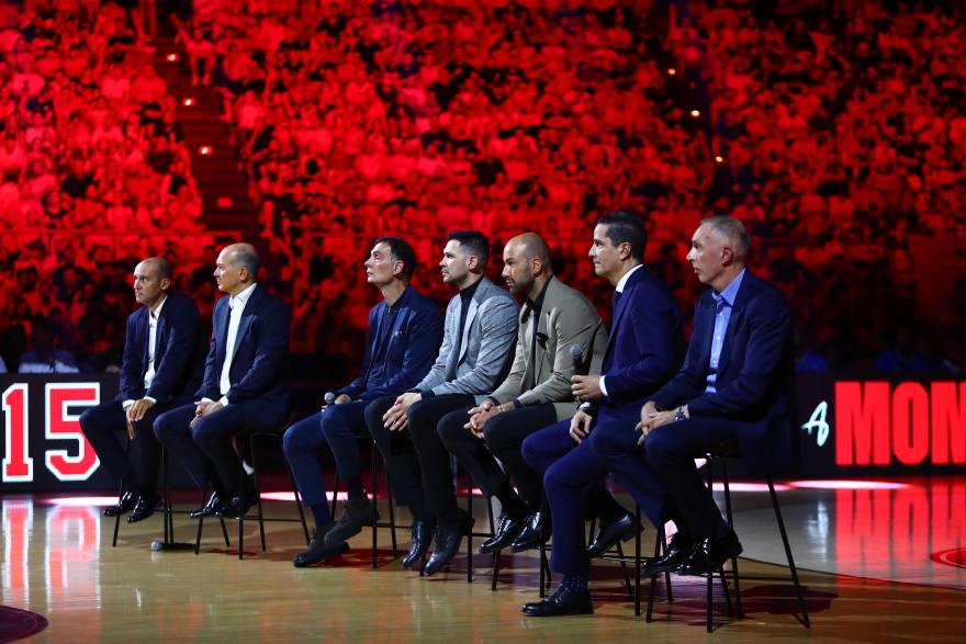 Πρίντεζης: Στην οροφή του ΣΕΦ η φανέλα του Ολυμπιακού με το Νο15 - Βίντεο, φωτογραφίες 