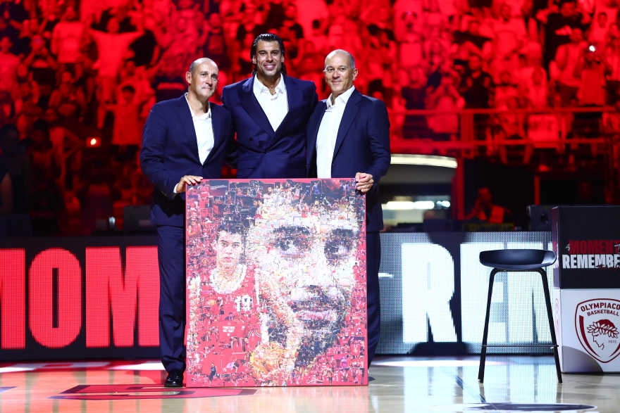 Πρίντεζης: Στην οροφή του ΣΕΦ η φανέλα του Ολυμπιακού με το Νο15 - Βίντεο, φωτογραφίες 