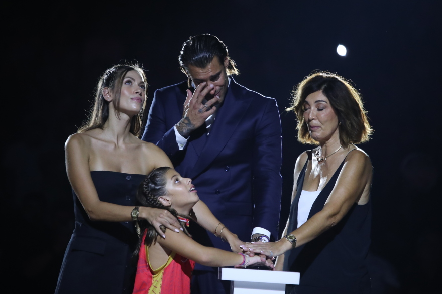 Πρίντεζης: Στην οροφή του ΣΕΦ η φανέλα του Ολυμπιακού με το Νο15 - Βίντεο, φωτογραφίες 