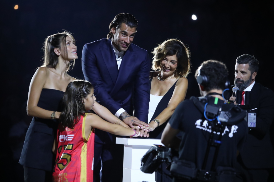 Πρίντεζης: Στην οροφή του ΣΕΦ η φανέλα του Ολυμπιακού με το Νο15 - Βίντεο, φωτογραφίες 