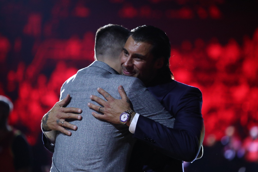 Πρίντεζης: Στην οροφή του ΣΕΦ η φανέλα του Ολυμπιακού με το Νο15 - Βίντεο, φωτογραφίες 