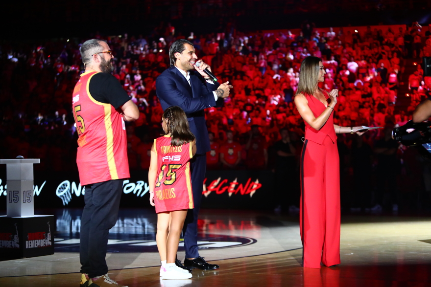 Πρίντεζης: Στην οροφή του ΣΕΦ η φανέλα του Ολυμπιακού με το Νο15 - Βίντεο, φωτογραφίες 