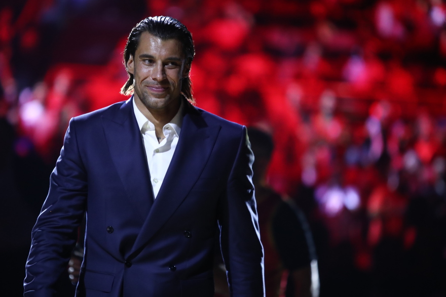 Πρίντεζης: Στην οροφή του ΣΕΦ η φανέλα του Ολυμπιακού με το Νο15 - Βίντεο, φωτογραφίες 