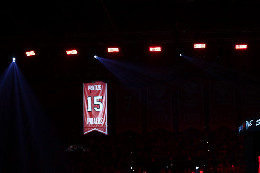 Πρίντεζης: Στην οροφή του ΣΕΦ η φανέλα του Ολυμπιακού με το Νο15 - Βίντεο, φωτογραφίες 