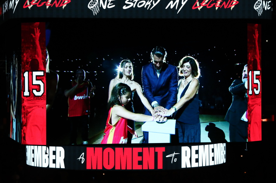 Πρίντεζης: Στην οροφή του ΣΕΦ η φανέλα του Ολυμπιακού με το Νο15 - Βίντεο, φωτογραφίες 