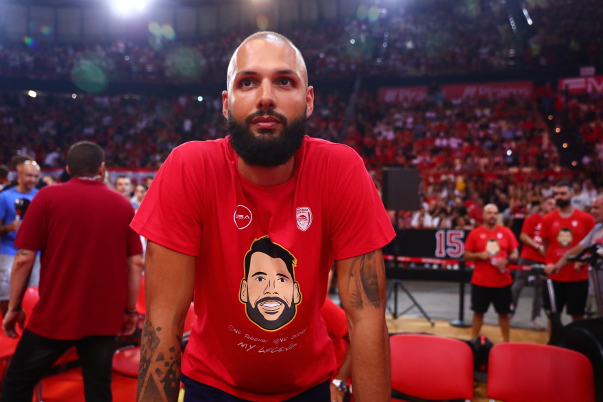 Πρίντεζης: Στην οροφή του ΣΕΦ η φανέλα του Ολυμπιακού με το Νο15 - Βίντεο, φωτογραφίες 