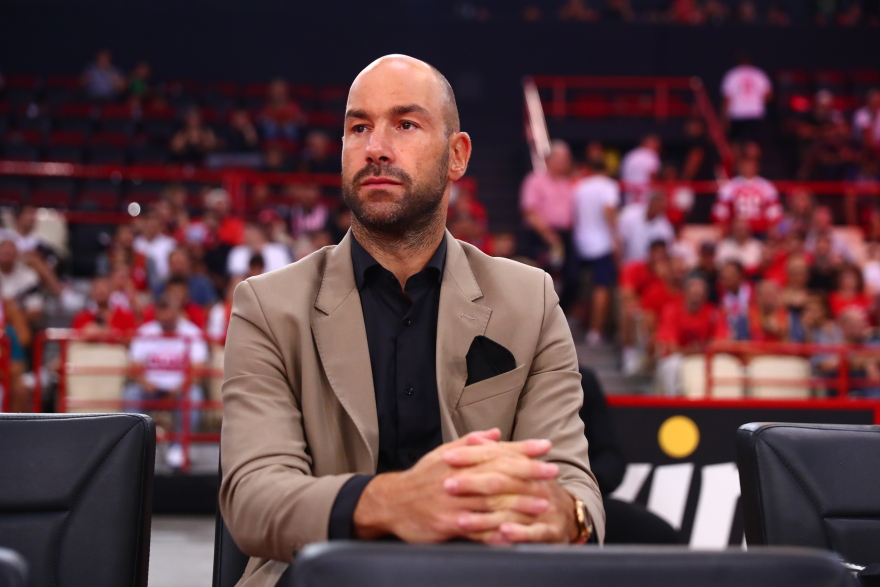 Πρίντεζης: Στην οροφή του ΣΕΦ η φανέλα του Ολυμπιακού με το Νο15 - Βίντεο, φωτογραφίες 