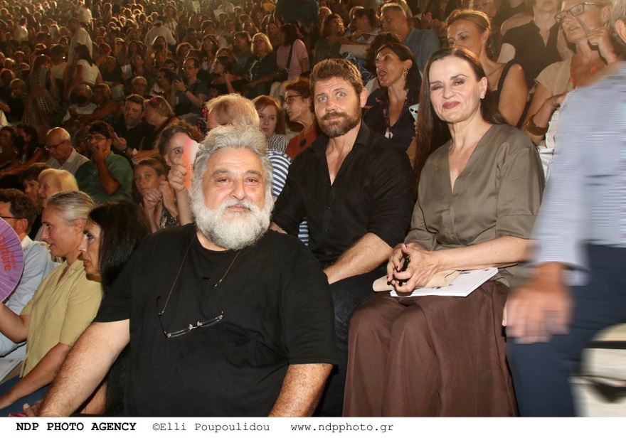 Η Καρυοφυλλιά Καραμπέτη με τον σύντροφό της Κρις Ραντάνοφ στο Ηρώδειο