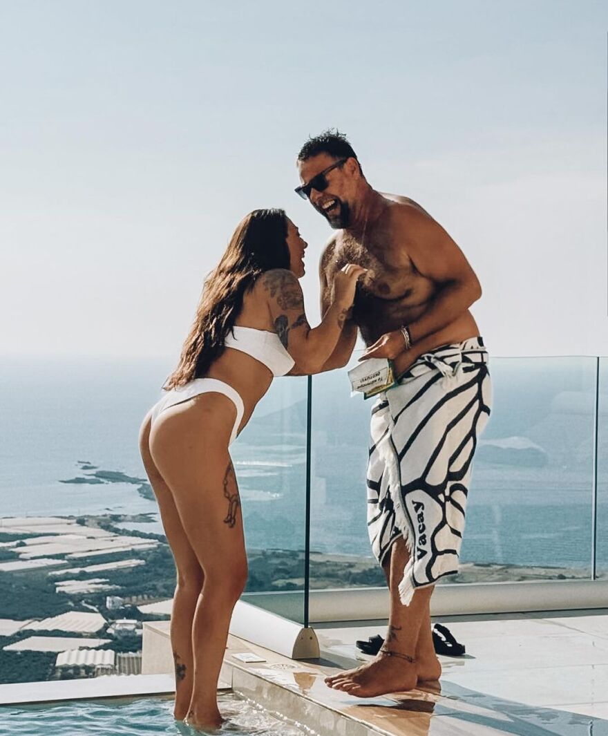 Η Ευρυδίκη Βαλαβάνη στην αγκαλιά του Γρηγόρη Μόργκαν λίγες ημέρες μετά τον γάμο τους