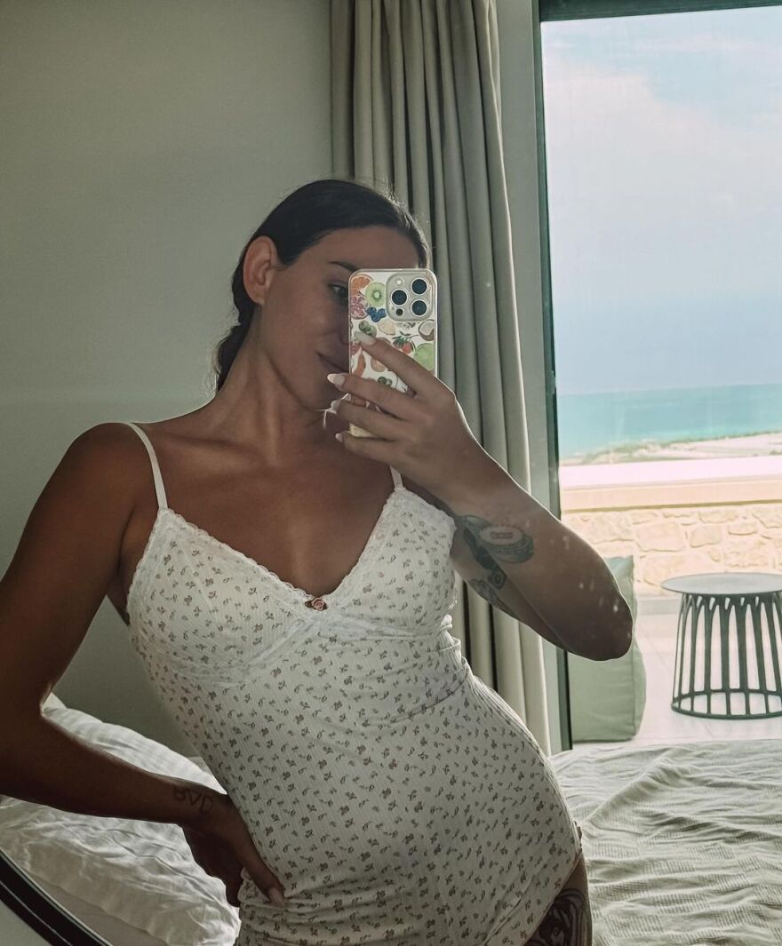 Η Ευρυδίκη Βαλαβάνη στην αγκαλιά του Γρηγόρη Μόργκαν λίγες ημέρες μετά τον γάμο τους