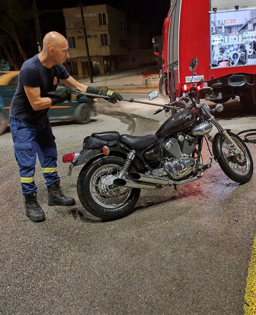 Ηγουμενίτσα: Τρόμος εν κινήσει για οδηγό μοτοσικλέτας - Φίδι τυλίχθηκε γύρω από το τιμόνι