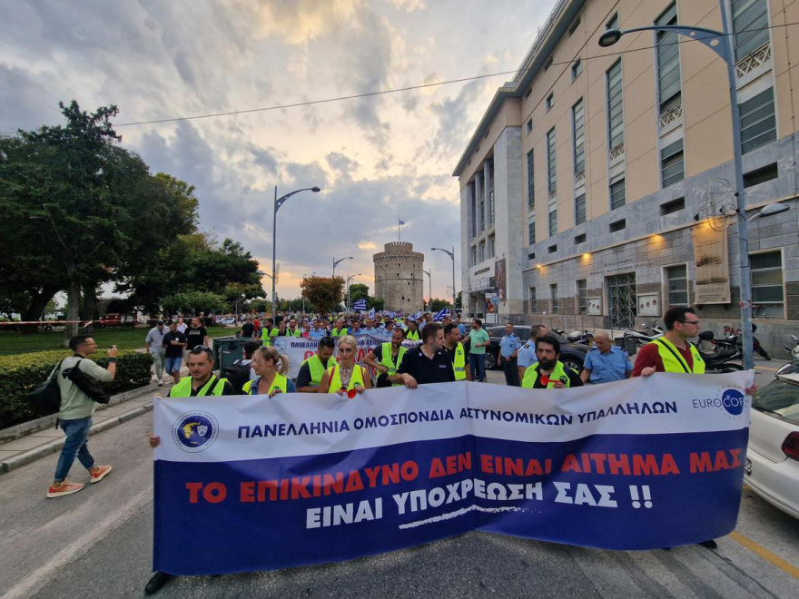 Θεσσαλονίκη: «Βγείτε να δείτε πού μας οδηγείτε» - Με κόρνες, σφυρίχτρες και καπνογόνα η πορεία των ενστόλων στο κέντρο